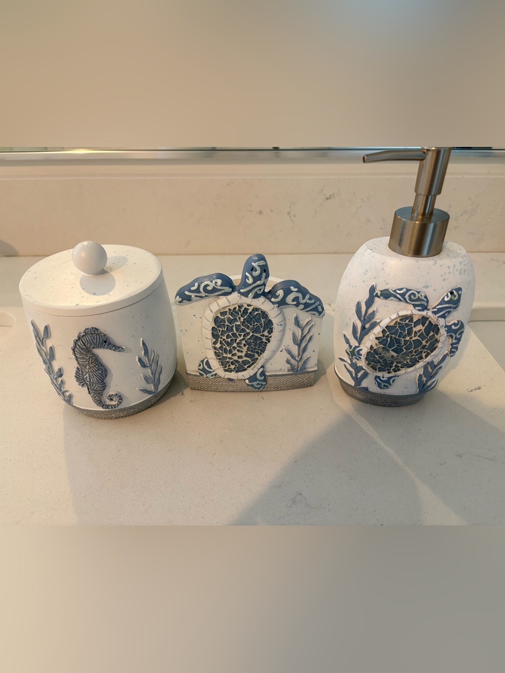 AVANTI CAICOS Blue & White Decorative Sea Turtle Accent - Bath Accessories